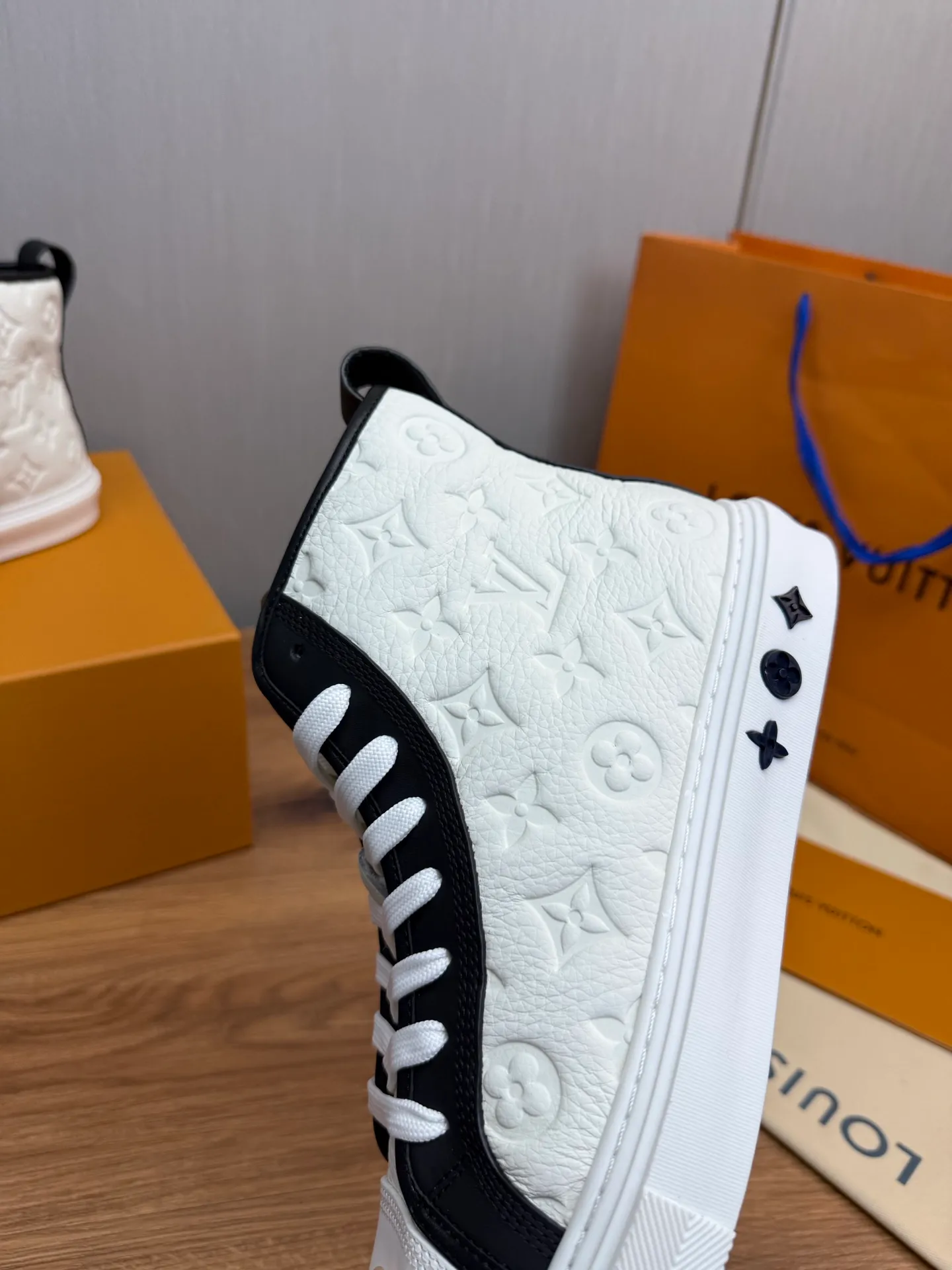 Men's shoes 💰840💰 LOUIS VUITTON [Luden Yiwei] The new trendy Lv is on the market 🎁, casual and fashionable men's shoes 👟 1:1 shipment ⬆️The upper is made of imported cowhide + cowhide mesh lining, the original wear-resistant rubber outsole, the version is simple and elegant, exclusive for trendy men. 38-45 (38.45 is non-refundable if made to order)
